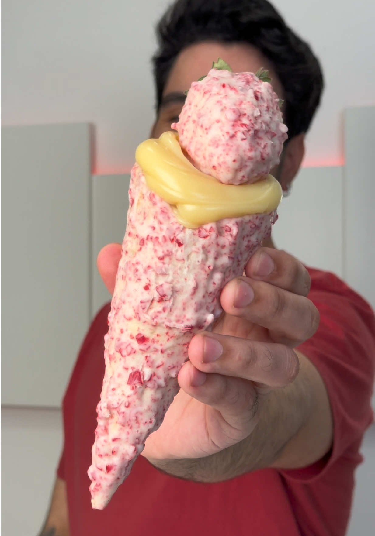 Capa do vídeo Cone cravejado de morango